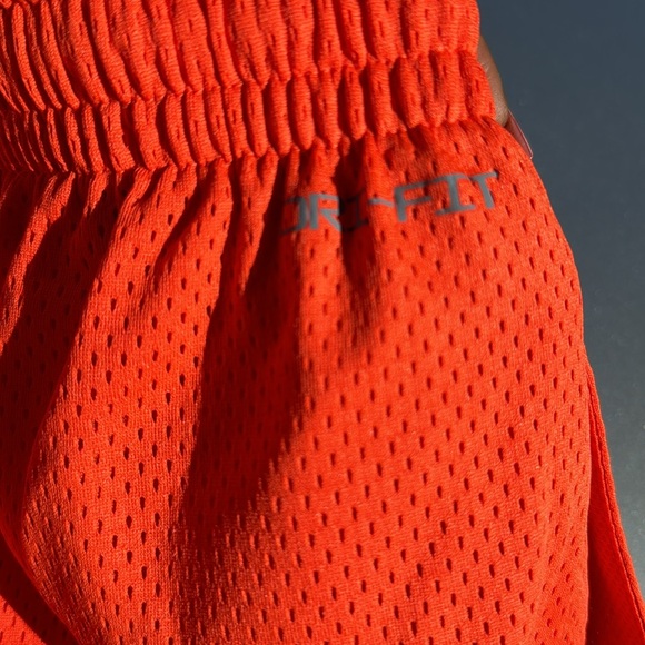 NWT Size Medium Men Orange Dri-Fit Mesh Nike Shorts with pockets / drawstring - Picture 8 of 9